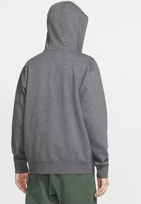 Grå huva sweatshirt med en mjuk textur, ribbade ärmslut och en enkel design. Baksidan är odekorerad och visar en avslappnad passform.