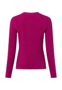 Fuchsia gebreide trui met een gestructureerd patroon, lange mouwen en een ronde halslijn. Het ontwerp heeft geribbelde manchetten en zoom.