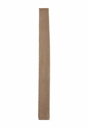 Lang, smal strikket beige slips med et tekstureret, honningkage-lignende mønster og en flad ende mod en hvid baggrund.