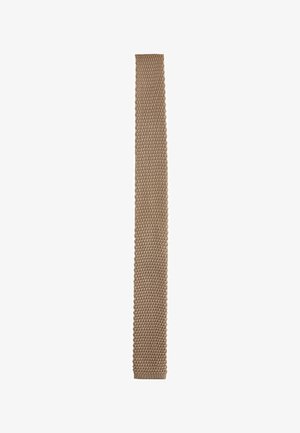 Lang, smal strikket beige slips med et tekstureret, honningkage-lignende mønster og en flad ende mod en hvid baggrund.