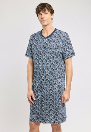 Homme portant une chemise de nuit courte à manches courtes jusqu'aux genoux avec un motif géométrique bleu et gris et un col bleu foncé.