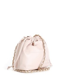 Borsa con coulisse in pelle rosa pallido con tracolla in catena dorata e finitura testurizzata; presenta una parte superiore arricciata e un design del corpo liscio.