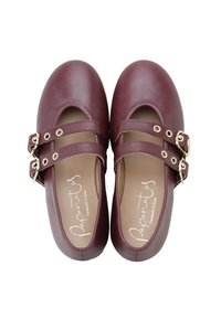 Zapatos Mary Jane de cuero burdeos con dos correas de hebilla dorada, punta redondeada, diseño recortado y textura suave. Ligeros y hechos a mano.