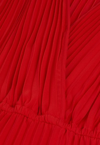 Rood geplooid stof met een geraffineerde tailleband. De textuur is zacht en vloeiend, met verticale plooien en een glad oppervlak.