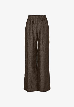 Pantalones de pierna ancha acolchados marrones con una cintura elástica, que presentan un patrón de ondas texturizado a lo largo de la tela.