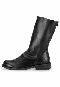 Hoher schwarzer Lederstiefel mit glatter Textur, leicht lässigem Design, niedrigem Blockabsatz und dezentem Schmetterlingslogo an der Seite.