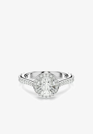 Ein eleganter Silberring mit einem großen, runden Diamanten, der von kleineren Diamanten am Band umgeben ist und das Licht wunderschön reflektiert.
