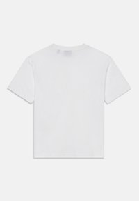 En enkel hvit T-skjorte med korte ermer liggende flatt, som viser baksiden med rund hals og uten synlige design eller logoer.