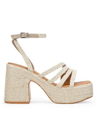 Sandalias de plataforma de esparto tejidas en color beige con tacón bloque, que cuentan con múltiples correas cruzadas, correa ajustable en el tobillo y un acabado texturizado.