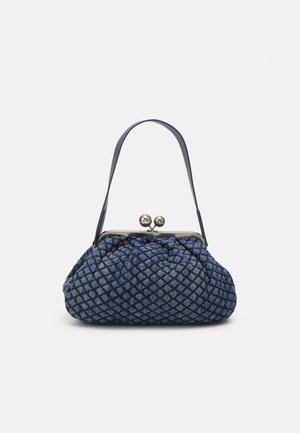 Petit sac à main matelassé bleu avec un fermoir métallique kiss-lock et une anse fine unique sur un fond clair uni.
