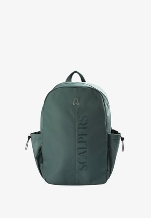 Grøn nylonrygsæk med et logo på forsiden, sidelommer, rund form og et bærehåndtag øverst. Glat tekstur med kontrastfarvede lynlåsdetaljer.