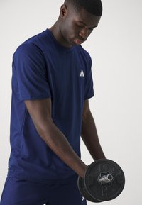 adidas Performance TRAIN ESSENTIALS COMFORT - Sportfelső - dark blue/white