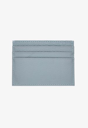 Jasnoniebieski skórzany wizytownik z czterema przegródkami na karty i widocznym przeszyciem na krawędziach, przedstawiony na białym tle.