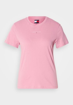 Camiseta de manga corta rosa hecha de algodón con cuello redondo. Presenta un sutil logo "TOMMY JEANS" impreso en la parte delantera. Textura suave.