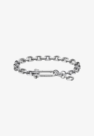 Silberfarbenes, strukturiertes Kettenarmband mit Verschluss, mit einem rechteckigen Anhänger graviert mit "THOMAS SABO" und einem kleinen Totenkopf-Charme.