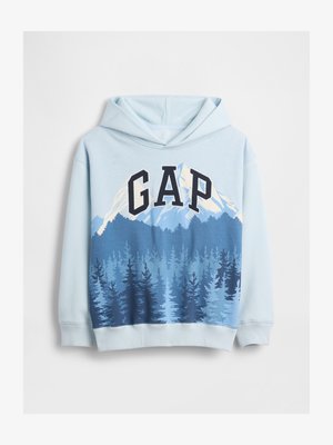 Hanorac bleu deschis cu grafică de pădure și munte, având text mare „GAP” pe piept.