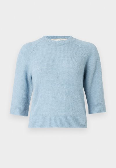 Pulover albastru deschis cu mâneci scurte, gât rotund, manșete și tiv ripsite. Confecționat dintr-un material moale, texturat, cu croială lejeră.