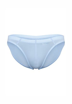 Jasnoniebieskie męskie slipy o niskim stanie z delikatnymi przeszyciami na białym tle.