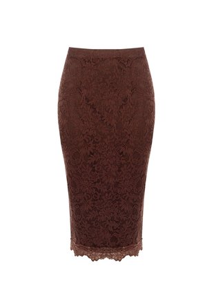 Gonna a matita in pizzo floreale marrone con orlo smerlato, lunghezza al ginocchio, silhouette aderente, su sfondo bianco.