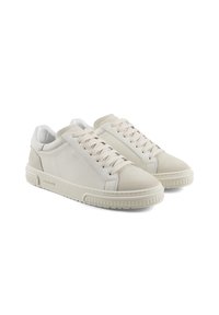 Zapatillas blancas de cuero con acentos de ante, punta redonda, cordones planos y suela de goma texturizada. Marca sutil en el lateral. Diseño minimalista.
