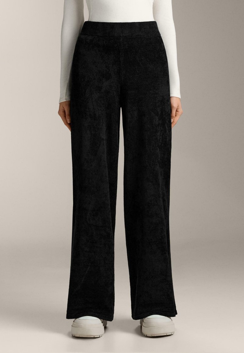 Čierne široké nohavice vyrobené z mäkkej tkaniny s textúrovaným povrchom. Obsahujú elastický pás pre pohodlie.