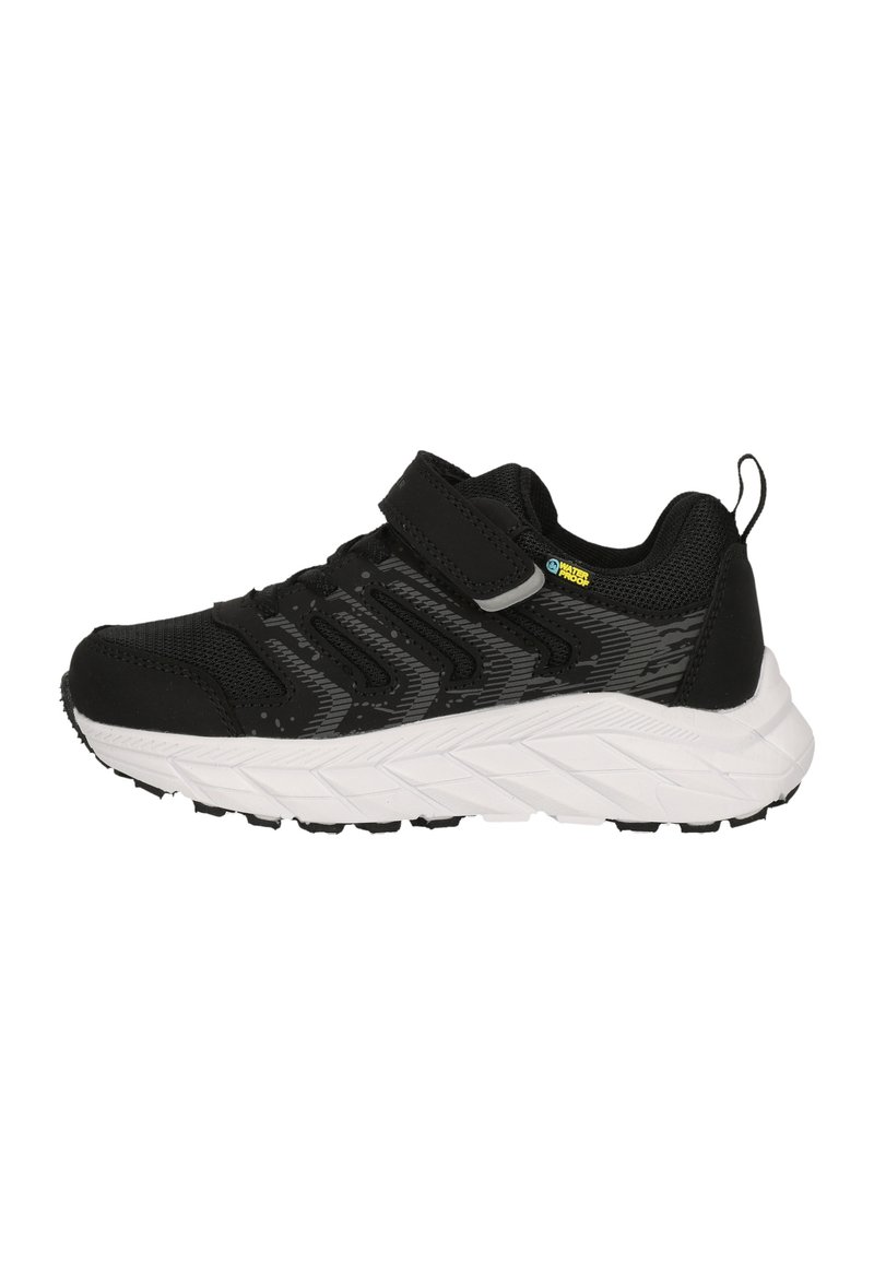 Schwarzer wasserdichter Sportschuh mit dicker weißer Sohle, Klettverschluss, Netzoberteil und Zuglasche an der Ferse, Seitenansicht nach rechts.