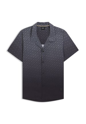 Tričko s krátkym rukávom v tmavosivej farbe, s ombré vzorom, jemnými textúrami a piatimi čiernymi gombíkmi po celej prednej časti. Štítok je viditeľný na spodnej časti.