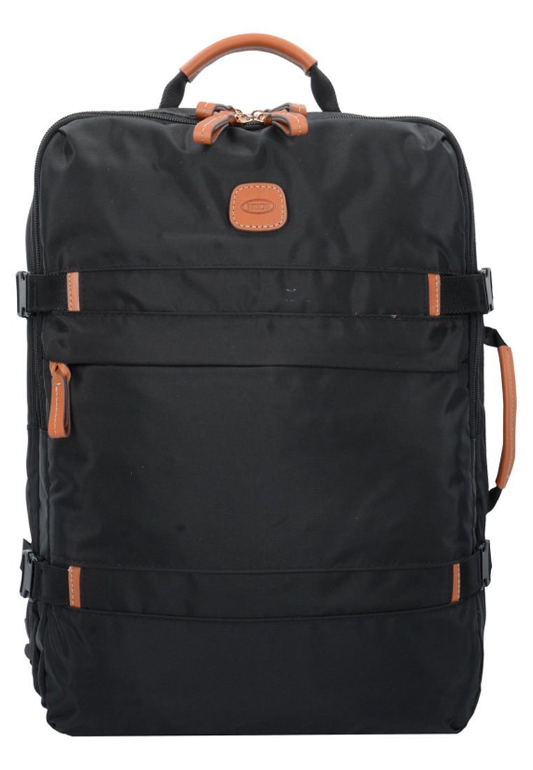 Zaino in nylon nero con dettagli in pelle marrone, inclusi un manico superiore e cinghie laterali. Presenta scomparti frontali e principali con zip.