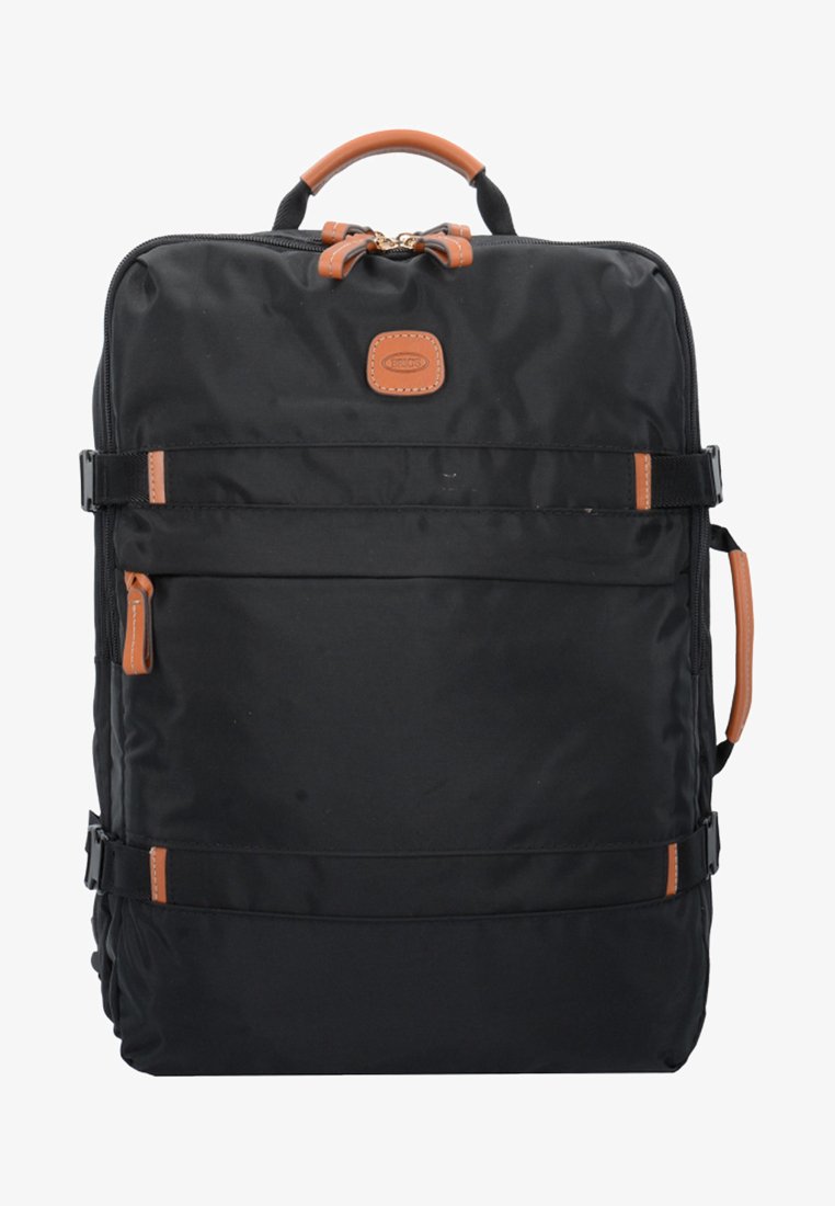 Zaino in nylon nero con dettagli in pelle marrone, inclusi un manico superiore e cinghie laterali. Presenta scomparti frontali e principali con zip.