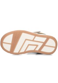 Sneaker buitenzool met een patroon van witte rubberen oppervlakte, met een getextureerd bruin gedeelte voor grip en hoekige designelementen.