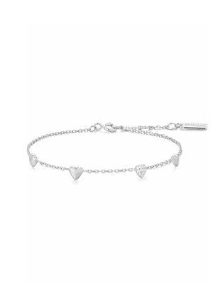 Delicato braccialetto con catena in argento con cinque piccoli ciondoli a forma di cuore, uno decorato con cristalli, e una targhetta rettangolare vicino alla chiusura.