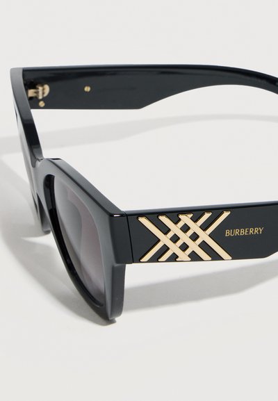 Μαύρα ορθογώνια γυαλιά ηλίου με σκουρόχρωμους φακούς και χρυσό λογότυπο και έμβλημα Burberry στο πλάι του βραχίονα.