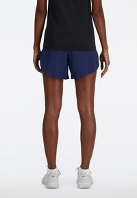 Pantaloni corti sportivi da uomo in blu scuro, realizzati con un tessuto leggero e dalla texture liscia, con una vestibilità ampia per il massimo comfort.