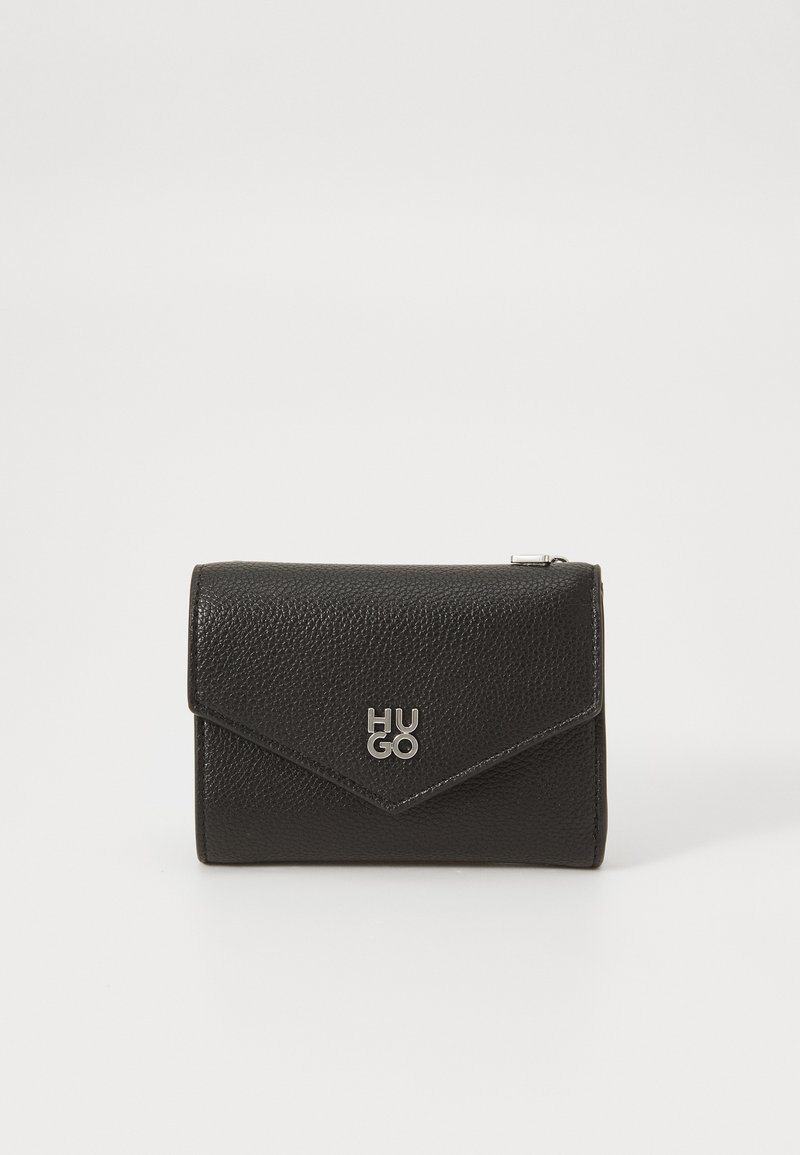 Billetera de cuero negro con un acabado texturizado, que presenta una solapa triangular y el logo plateado "HUGO" en la parte frontal. Detalle de cremallera en el lateral.