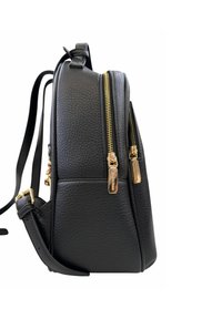 Zaino in pelle nera con superficie testurizzata, doppi zip dorati e spallacci regolabili. Design compatto con una forma strutturata.