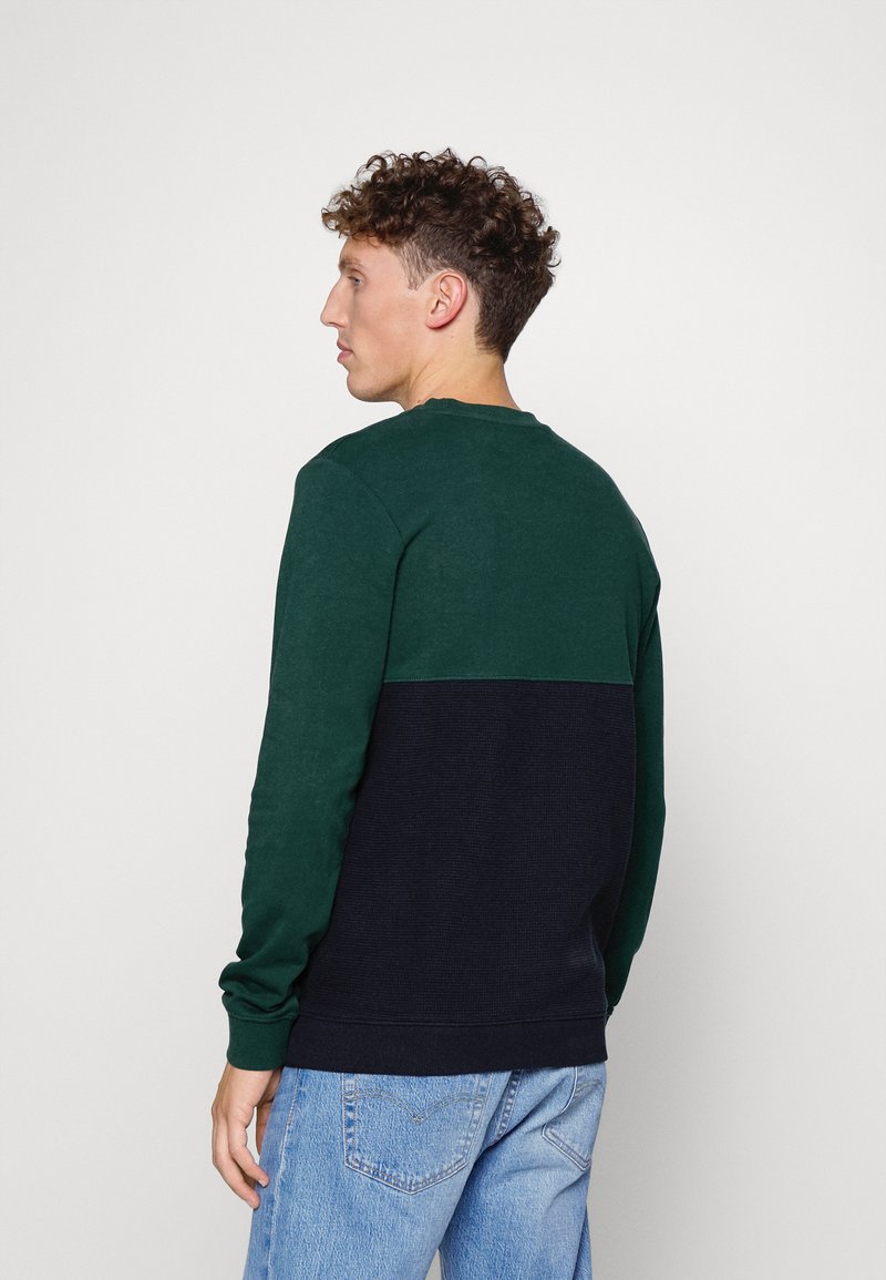 Herren Kapuzenpullover | TOM TAILOR DENIM CREWNECK WITH CUTLINE Sweatshirt deep green lake/dunkelgrün - MO89998 Herren Kapuzenpullover | TOM TAILOR DENIM CREWNECK WITH CUTLINE Sweatshirt deep green lake/dunkelgrün - MO89998