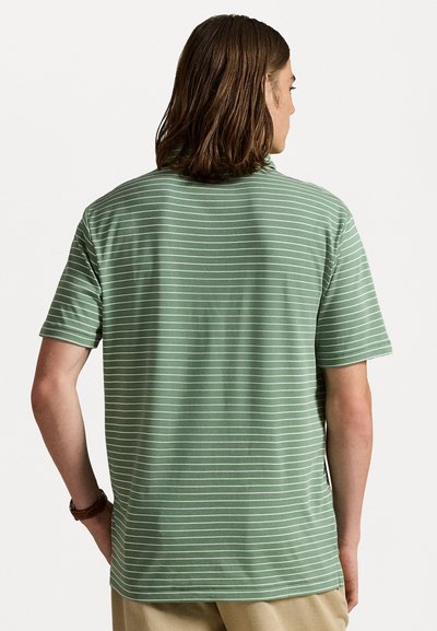 Camiseta de mangas curtas verde com riscas horizontais brancas, feita de material suave, com decote redondo e ajuste descontraído.