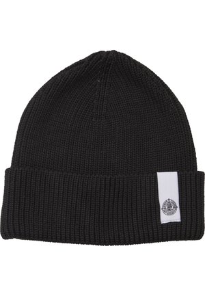 Gorro de punto negro hecho de tela texturizada, con un dobladillo doblado y una pequeña etiqueta blanca con un logotipo circular en la parte delantera.