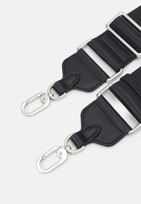 Crni sintetički remen s metalnim priborom u srebrnoj boji; ima teksturiranu površinu, dva kopča i podesive dijelove s pravokutnim kopčama.