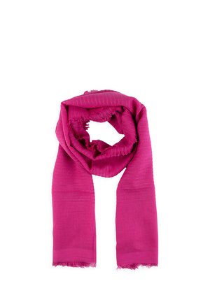 Jasnoróżowy tkany szalik z delikatnymi poziomymi paskami i postrzępionymi krawędziami, luźno złożony na białym tle.