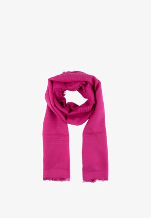 Jasnoróżowy tkany szalik z delikatnymi poziomymi paskami i postrzępionymi krawędziami, luźno złożony na białym tle.