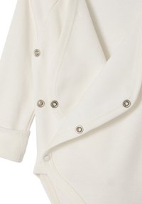 Weißer Baby-Body mit langen Ärmeln und Druckknöpfen an der Vorderseite und am unteren Ende für einfaches Anziehen und Windelwechsel.