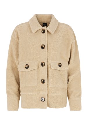 Bež flis jakna s ovratnikom, prednjim kopčanjem na gumbe i dva džepa na prsima s preljevnim poklopcima. Struktura tkanine dodaje toplinu.