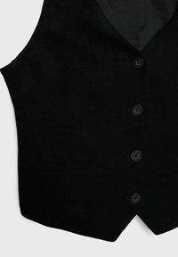 Gilet noir sans manches avec quatre boutons noirs sur le devant et une petite poche passepoilée sur le côté gauche.