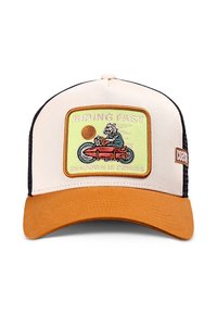 Gorra de camionero con frontal crema, lados de malla negra y visera naranja. Presenta un parche bordado de un oso en una motocicleta con texto.