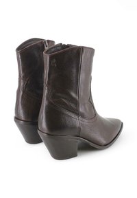 Botas de vaquero de cuero marrón hasta el tobillo, con punta afilada, superficie texturizada y un tacón bajo apilado, que presentan una cremallera lateral para facilitar su uso.