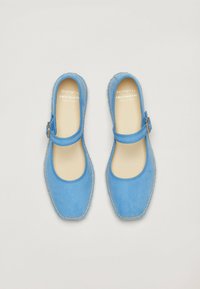 Scarpe Mary Jane in suede blu con punta arrotondata, cinturino alla caviglia con fibbia e dettaglio cucito sulla suola. L'interno presenta una fodera di colore chiaro.