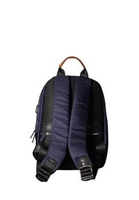 Zaino blu navy con spallacci in rete imbottiti, manico superiore in pelle e chiusure a zip; presenta un design elegante e minimalista.