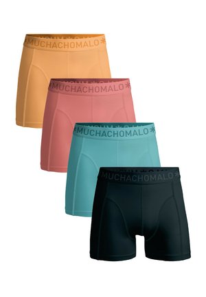 Négy pár boxer narancssárga, rózsaszín, türkiz és fekete színben. Simaságát megőrző anyagból készült, logózott derékszíjjal és kontrasztos varrás részletekkel.