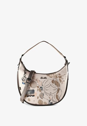 Beigefarbene Halbmond-Handtasche mit braunen Akzenten, verstellbarem Riemen, Anhänger und Illustration eines Mädchens, das einen Eistüte hält, umgeben von abstrakten Flecken.